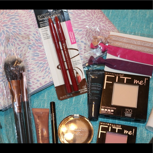 HUGE NEW 24 Piece Makeup bundle! - Picture 2 of 6